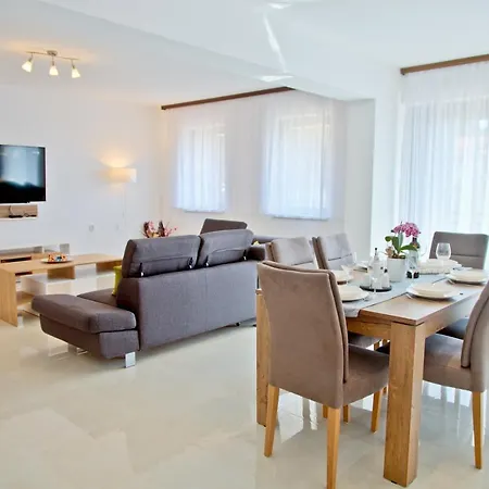 Karolina - Oasis With Free Parking *