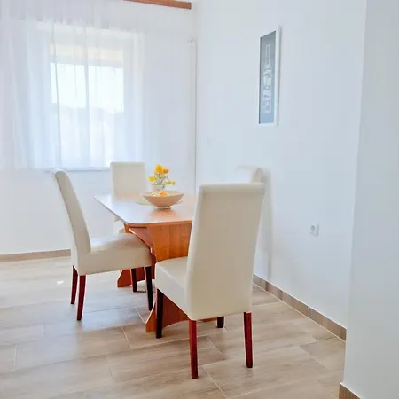 Apartment Karolina - Oasis With Free Parking *