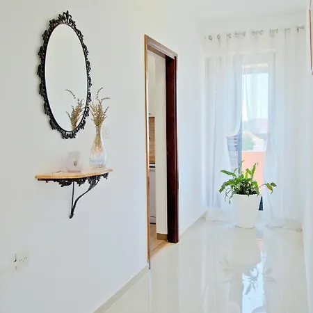 Apartment Karolina - Oasis With Free Parking