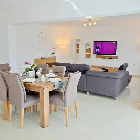 Apartment Karolina - Oasis With Free Parking Pula