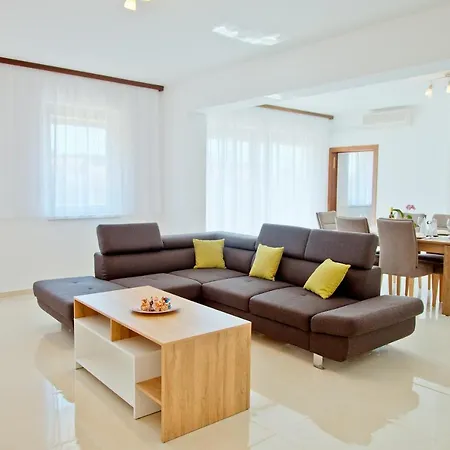 Karolina - Oasis Apartment